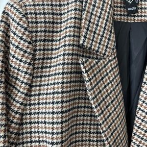 NWOT GORGEOUS DOUBLE BREASTED CLASSIC HOUNDSTOOTH LONG OVERCOAT. LARGE.